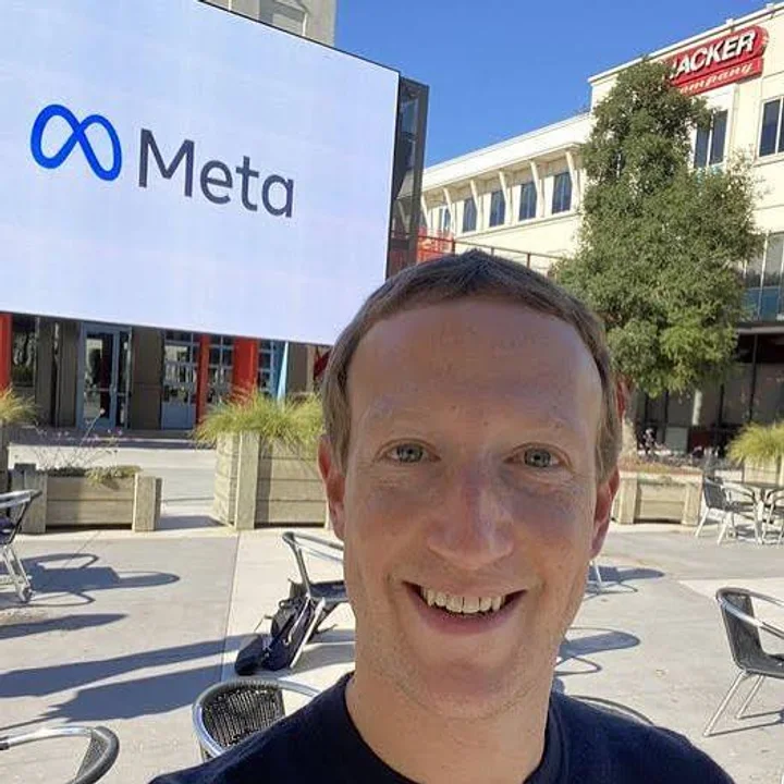 Selfie de Mark Zuckerberg em frente ao letreiro da Meta, na sede da empresa